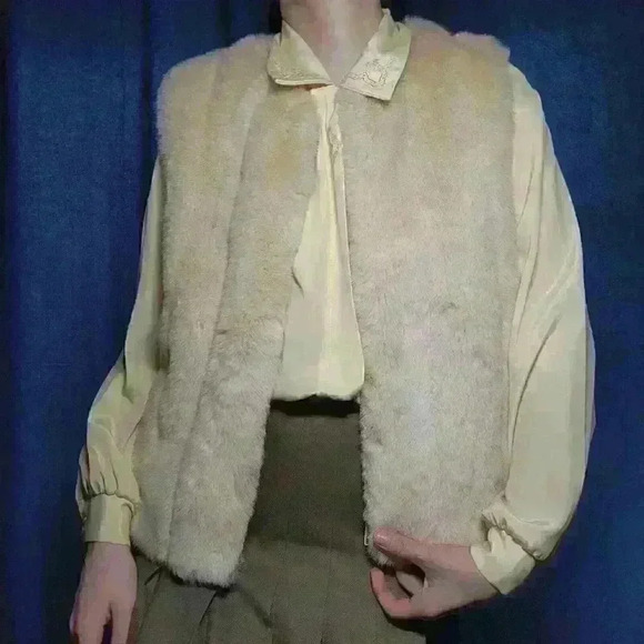 Super soft & comfy Y2K Bratz style light tam /  cream faux fur vest with zipper - Picture 2 of 15
